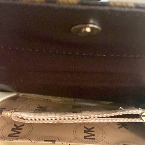 Michael Kors Fold Over Snap Closure Wallet. MK Logo on outside. Great Condition - Picture 7 of 16